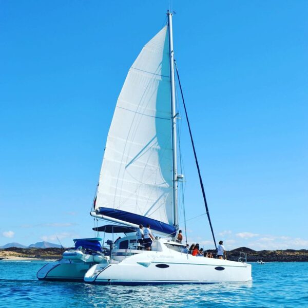 www.canary-tickets.com offers Catamaran cruises off the coast of Lobos Island Natural Park , Corralejo, Fuerteventura, Canary Islands , Spain.
